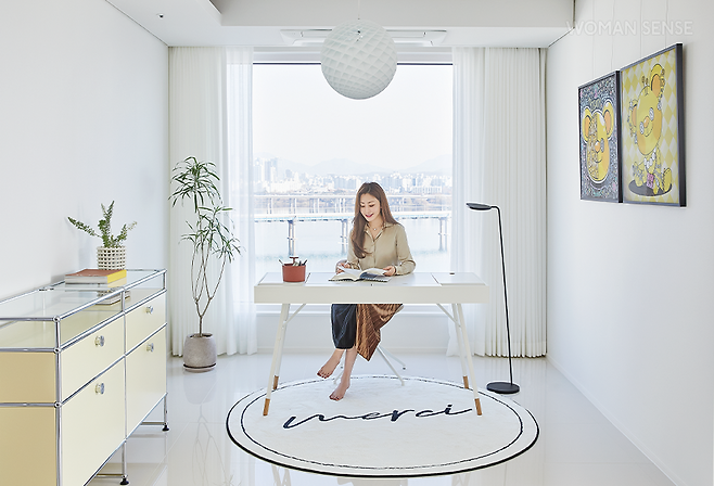 집 전체를 도화지처럼 만들어준 벽지는 천연 옥수수에서 추출한 식물성 수지 코팅이라 친환경적이다. 개나리벽지 아트북 벽지의 베스트셀러 57160-1 화이트 컬러. 알파룸을 개인 서재처럼 사용하기 위해 책상을 두었다. 양면 뚜껑 컬러가 우드와 화이트 2가지라 분위기에 맞춰 선택할 수 있는 쿠퍼티노 책상과 고급스러운 샌드 벨벳 패브릭 소재의 회전 기능이 있는 해밀턴 다이닝 의자 모두 보컨셉. 샹들리에 자인을 현대적으로 재해석한 디자인의 펜던트 조명은 루이스폴센 파테라 펜던트 45. 수입 제품이라 대기 시간이 길어 열심히 발품 판 덕에 에잇컬러스에서 바로 받을 수 있는 것으로 구입했다. 항균 기능의 시폰 안 커튼과 일반 커튼의 2중 커튼은 덱스터, 다양한 도어 타입을 적용한 레몬 버터 컬러의 모듈 가구 서랍장은 디엘로, 잎이 많지 않고, 환경이 좋지 않은 곳에서도 잘 자란다고 해서 키우기 시작한 드라세나 자바는 식물의시간. 원형 러그는 마멜, 무토 플로어 스탠드는 에잇컬러스