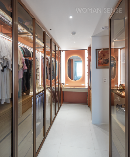 여배우의 로망이라고 할 수 있는 드레스 룸. 내부가 한눈에 들여다보이는 글라스 도어라 옷을 찾기 쉽고, 가방 등 소품과 의상을 분리해 수납할 수 있게 됐다. 브론즈 컬러에 은은하게 LED 조명이 더해져 럭셔리함이 배가됐다. 더틀에서 제작. 드레스 룸 정리는 공간치유에서 진행했는데, 라이프스타일을 고려한 계절별·소재별·컬러별 정리가 마음에 쏙 든다.