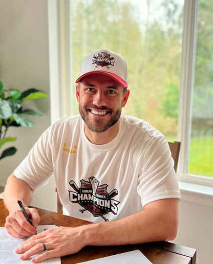 KIA 구단은 26일 계약금 20만 달러, 연봉 80만 달러 등 총액 100만 달러에 위즈덤 영입을 공식 발표했다. 그리고 기존 외국인 타자 소크라테스 브리토에 대한 보류권을 포기할 계획이다. KIA 타이거즈