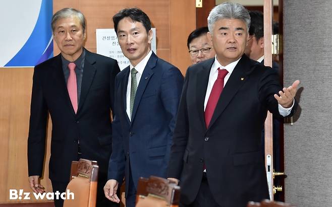 이복현 금융감독원장(가운데)이 20일 서울 영등포구 주택건설회관에서 열린 건설업계 및 부동산시장 전문가 간담회에 참석해 정원주 주택건설협회장(오른쪽)과 회의장에 들어서고 있다./사진=이명근 기자 qwe123@