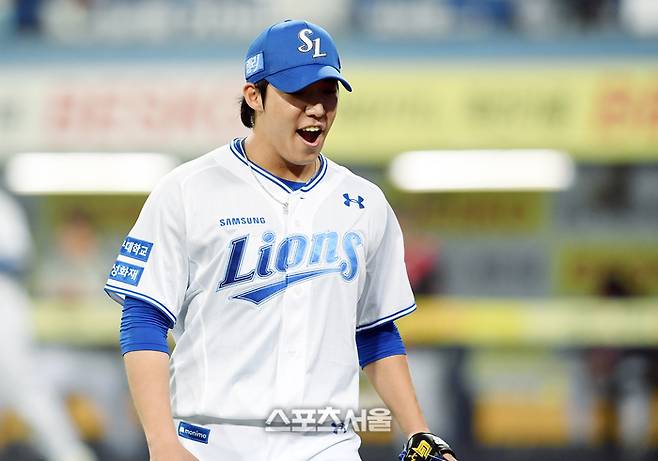삼성 원태인이 대구삼성라이온즈파크에서 열린 LG와 2024 KBO 플레이오프 2차전에 선발 등판해 4회초 수비를 마친 후 포효하고 있다. 대구 | 박진업 기자 upandup@sportsseoul.com