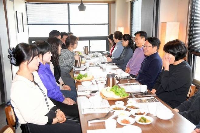 강기정 광주시장이 27일 시청 주변 한 식당에서 격무부서 직원들과 점심식사를 하며 소통하고 있다. 이날 광주시는 민생경제 회복을 위해 구내식당을 휴무, ‘인근식당 이용하는 날’을 운영했으며 강 시장 등 간부공무원들은 격무부서 격려 오찬으로 동참했다. 광주시 제공