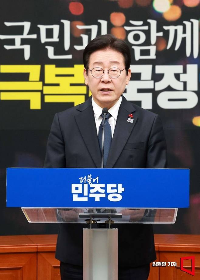 이재명 더불어민주당 대표가 27일 국회에서 한덕수 대통령 권한대행의 탄핵소추 등 정국 상황에 대한 입장을 발표하고 있다. 김현민 기자