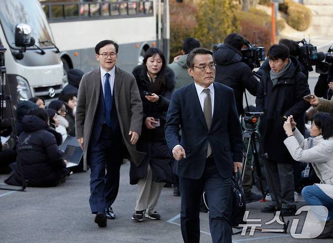 윤석열 대통령 측 대리인인 배보윤 번호사, 배진한 변호사, 윤갑근 변호사가 27일 탄핵심판 변론준비 기일에 출석했다