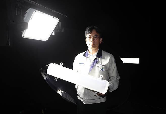 선박용 조명 시장에서 1990년대부터 줄곧 세계 1위인 대양전기공업의 서영우 대표가 회사 내 대형 암실에서 테스트용 조명을 들고 포즈를 취했다. 대양전기공업의 조명 제품은 컨테이너선과 유조선, LNG(천연가스) 운반선은 물론 군함에도 투입되고 세계 33국에 수출된다. 서 대표는 “지난해엔 회사 매출 절반이 수출에서 나왔다”고 했다./김동환 기자