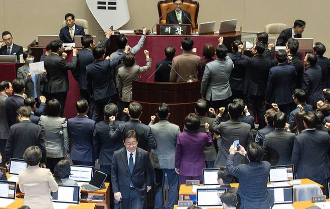 이재명 더불어민주당 대표가 27일 오후 서울 여의도 국회에서 열린 제420회국회(임시회) 제2차 본회의에서 한덕수 대통령 권한대행 국무총리 탄핵소추안 투표를 마치고 자리로 향하고 있다. /뉴스1