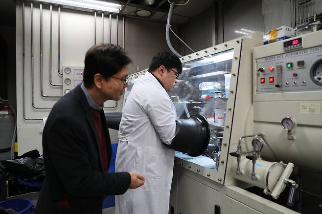 유종성 대구경북과학기술원(DGIST) 에너지공학과 교수 연구진이 리튬-황 전지의 충전 속도를 크게 개선할 수 있는 양극 소재를 개발했다./DGIST