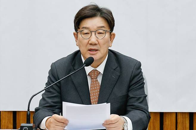 권성동 국민의힘 당대표 권한대행 겸 원내대표가 27일 오전 서울 여의도 국회에서 열린 원내대책회의에 참석해 모두 발언하고 있다. /뉴스1