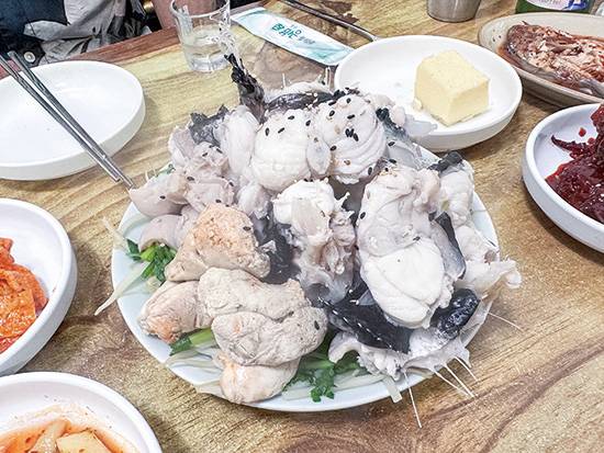 복국거리에서 맛본 복 수육