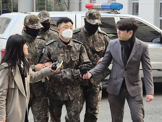 12·3 내란사태 당시 중앙선거관리위원회에 병력을 투입하고 사전모의에 가담한 혐의를 받는 문상호 정보사령관이 지난 20일 오후 서울 중앙지역군사법원에서 영장실질심사에 출석하기 위해 법정으로 향하고 있다. 연합뉴스