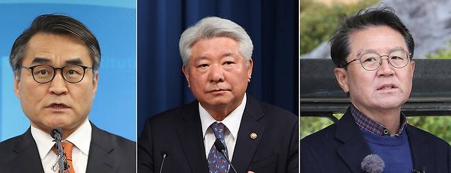 윤석열 대통령 쪽이 탄핵 심판에 필요한 대리인단을 선임하고 27일 변론준비기일에 출석할 예정이라고 밝혔다. 사진 왼쪽부터 변호인단에 속한 배보윤 변호사, 김홍일 전 방송통신위원장, 윤갑근 변호사. 연합뉴스