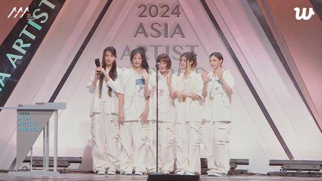 그룹 뉴진스가 'AAA 2024'에서 베스트 아티스트 부문 수상했다. 위버스 캡처