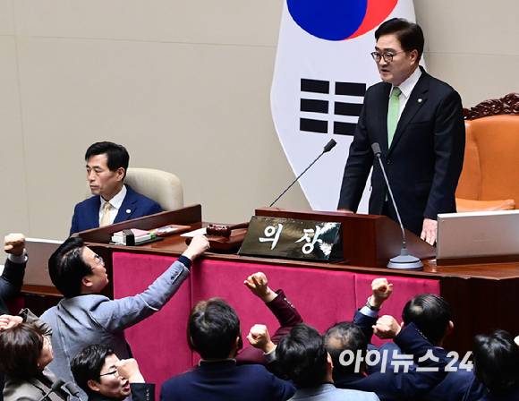 27일 서울 여의도 국회에서 열린 제420회 국회(임시회) 제2차 본회의에서 국무총리(한덕수) 탄핵소추안 관련 우원식 국회 의장이 가결 정족수 기준이 151석 이상이라 말하자 국민의힘 권영세 비상대책위원장 내정자 등 의원들이 항의하고 있다. [사진=정소희 기자]