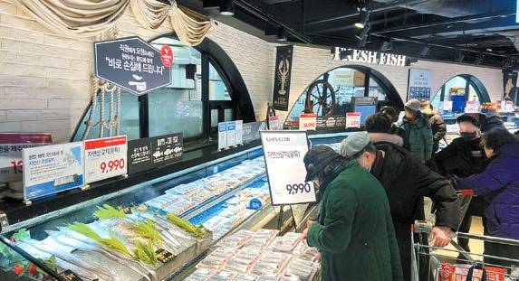 서울 서초구 잠원동에 위치한 킴스클럽 강남점에서 고객들이 오만산 갈치를 살펴보고 있다. [이랜드킴스클럽]