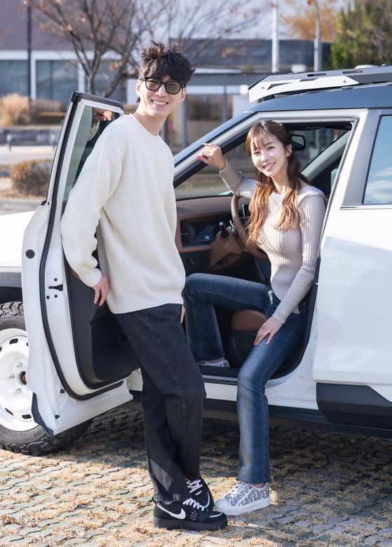 구독자 23만 명을 보유한 유튜버 ‘카비니’는 자동차 리뷰 전문이다. 채널 운영자는 최우빈(32)과 정보혜(30)로,연극영화과 선후배로 알게 된 후 ‘자동차를 모르는 시청자라도 즐겁게 볼 수 있는 영상을 만들자’는 것을 모토로 유튜브를 함께하고 있다.