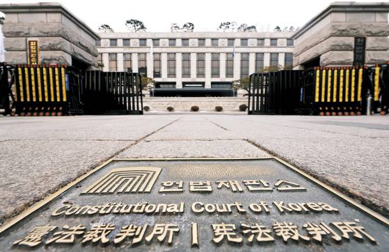 [서울=뉴시스] 홍효식 기자 = 윤석열 대통령 탄핵심판 사건의 두 번째 재판관 회의를 하루 앞둔 25일 서울 종로구 헌법재판소. 2024.12.25. yesphoto@newsis.com