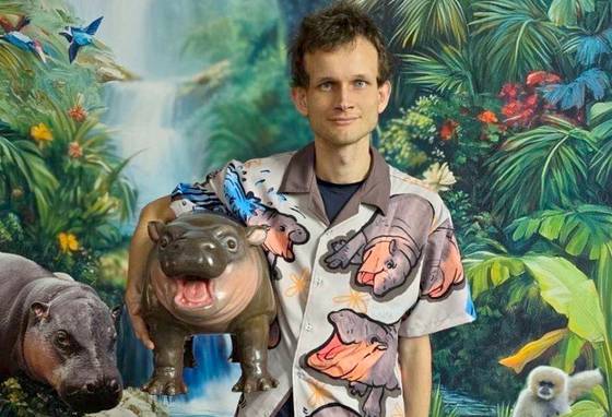 지난달 19일(현지시간) 암호화폐 이더리움 창립자 비탈릭 부테린이 태국 중부 촌부리주 카오키여우 동물원을 방문, 스타 아기 하마 ‘무뎅’의 모형을 안고 있는 모습. 사진 카오키여우 동물원 페이스북 캡처