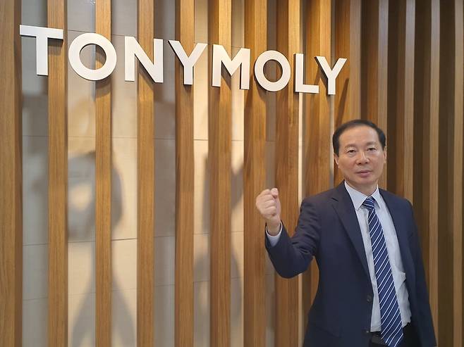 김승철 대표가 한국경제신문과 인터뷰 후 파이팅을 외치고 있다. 윤현주 기자