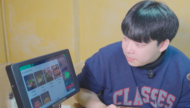 백년그집에서 AI 어시스턴트 테이블 오더로 주문하는 모습. <부자비즈>