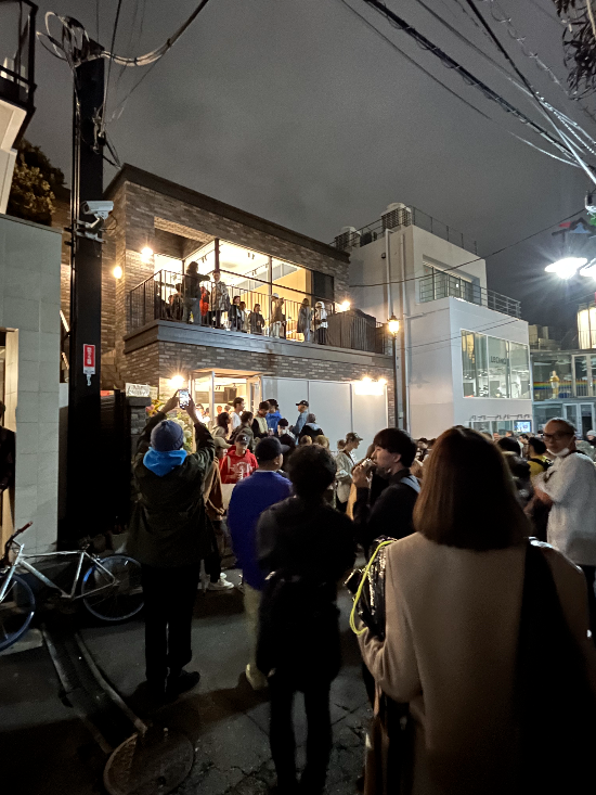 2023년 디스이즈네버댓 도쿄매장 오픈 첫날 현장. 대부분 현지 고객으로 인산인해를 이뤘다.(JKND 제공)