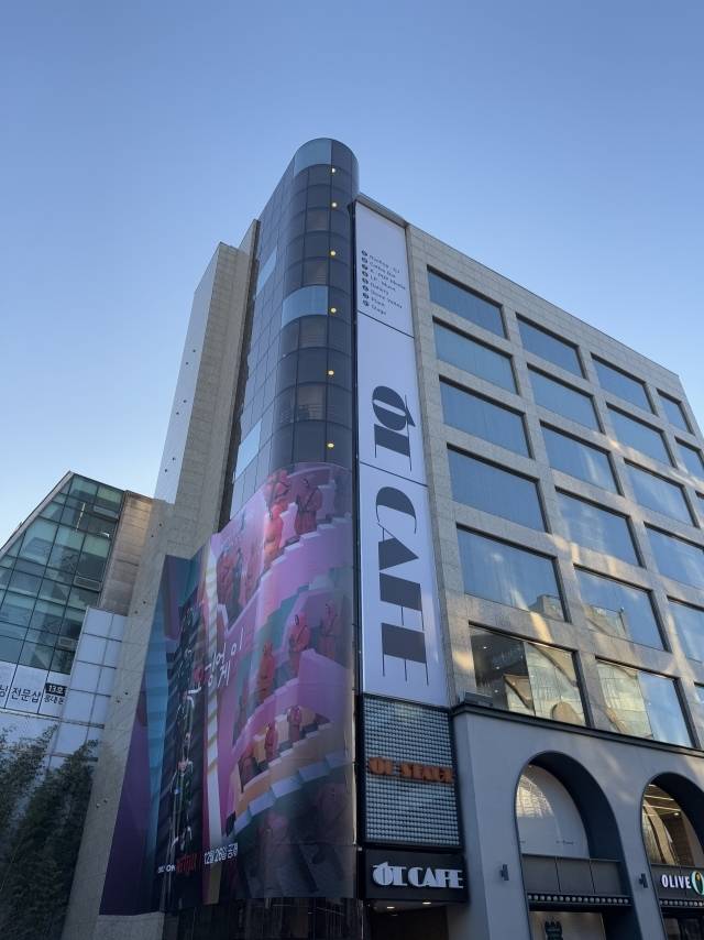 '오징어 게임2' 홍보 포스터로 랩핑된 ㅎㄷ카페/ㅎㄷ카페