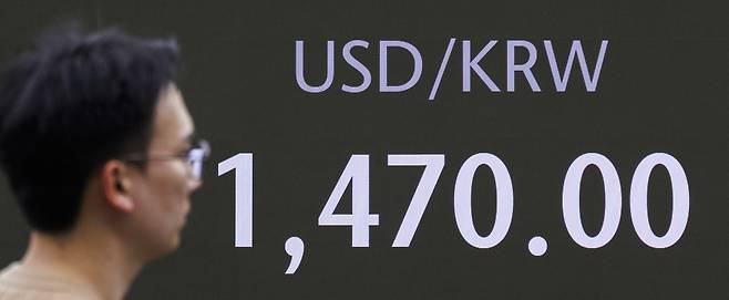 27일 오후 서울 중구 하나은행 딜링룸에 모니터에 이날 거래중인 원/달러 환율 거래가가 표시돼 있다. [연합]