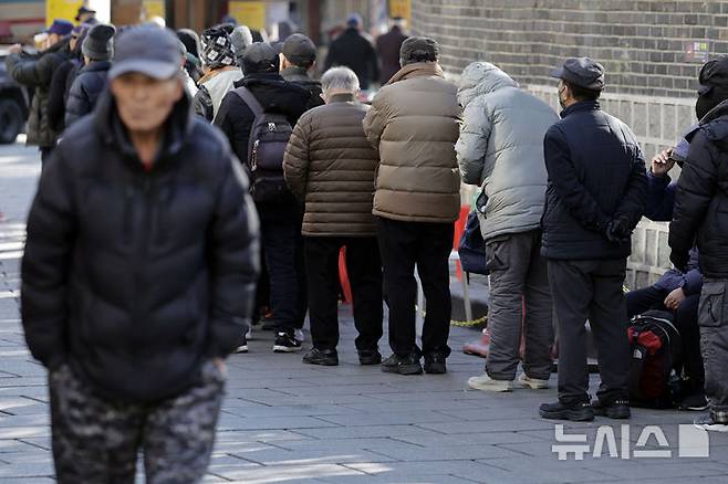 [서울=뉴시스] 최동준 기자 = 24일 서울 종로구 탑골공원 앞 무료급식소에서 어르신들이 줄을 서고 있다.행전안전부는 지난 23일 기준 65세 이상 주민등록 인구가 1024만4550명으로, 전체 주민등록 인구(5122만1286명)의 20%를 차지해 사상 처음으로 초고령 사회에 진입했다고 밝혔다. 2024.12.24. photocdj@newsis.com