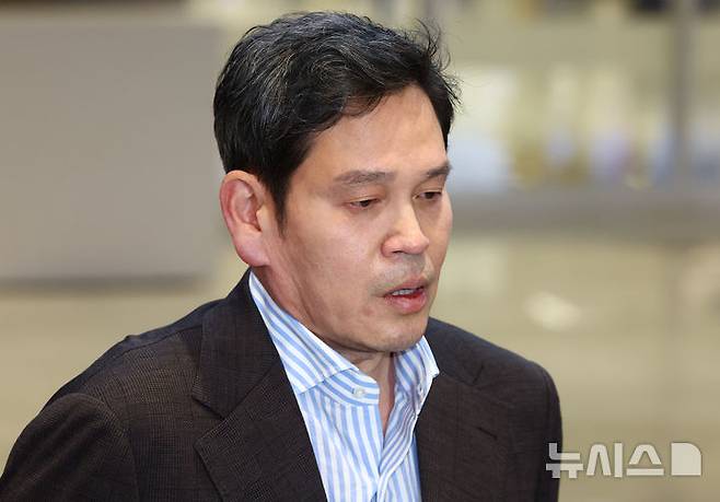 [인천공항=뉴시스] 황준선 기자 = 도널드 트럼프 미국 대통령 당선인과 면담한 것으로 알려진 정용진 신세계그룹 회장이 22일 오후 미국에서 인천국제공항을 통해 귀국하며 취재진의 질문에 답변하고 있다. 2024.12.22. hwang@newsis.com