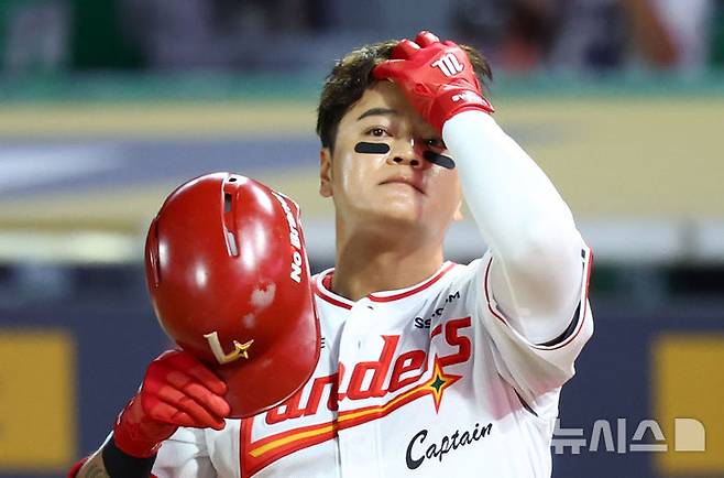 [인천=뉴시스] = 30일 인천 미추홀구 인천SSG랜더스필드에서 열린 2024  KBO리그 키움 히어로즈와 SSG 랜더스의 경기에서 8회말 대타로 나선 SSG 추신수가 타석에 들어서며 헬멧을 고쳐쓰고 있다. 2024.09.30. photo1006@newsis.com