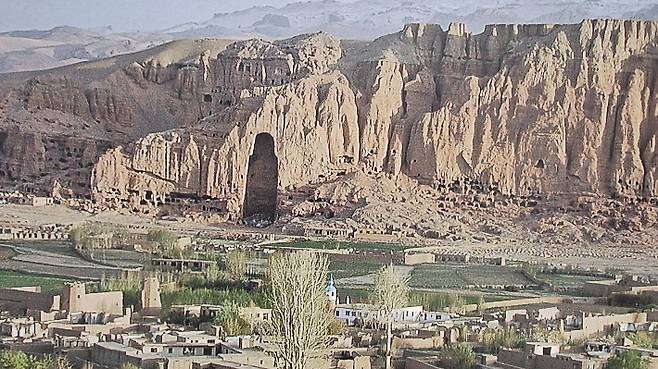 아프간 내전 중 파괴된 바미안 석굴. 왼쪽에 있는 굴의 모습이다. 경북대 박물관 제공