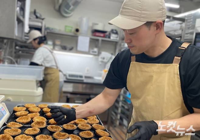 주방에서 제빵 중인 김도엽 대표. 장규석 기자