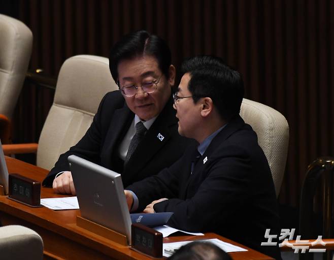 더불어민주당 이재명 대표와 박찬대 원내대표가 26일 오후 국회 본회의에서 대화하고 있다. 황진환 기자