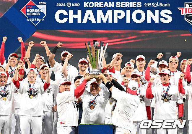 [OSEN=광주, 이대선 기자] 한국시리즈 우승을 차지한 KIA 선수단이 기념촬영을 하고 있다. 2024.10.28 / sunday@osen.co.kr