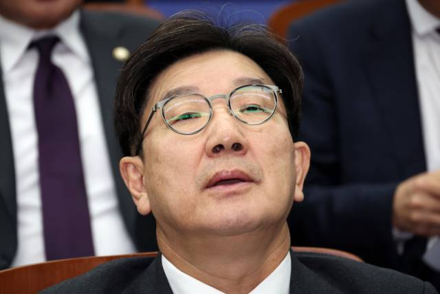 ▲국민의힘 권성동 대표 권한대행 겸 원내대표가 27일 오전 서울 여의도 국회에서 열린 비상의원총회에 참석해 있다. ⓒ연합뉴스