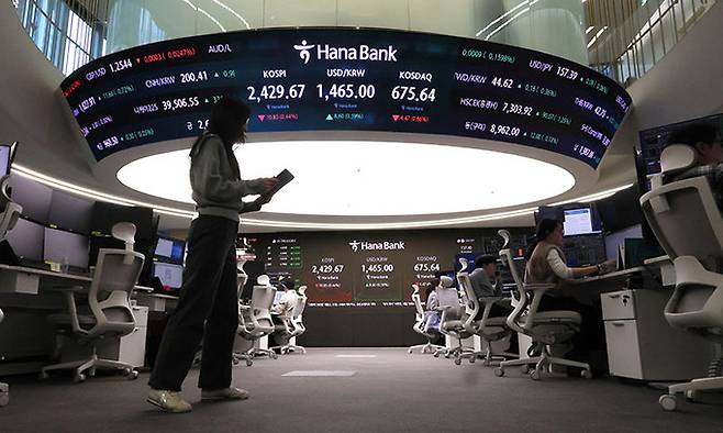 26일 서울 중구 하나은행 본점 딜링룸 현황판에 코스피와 원/달러 환율 등 지수들이 표시되고 있다. 연합뉴스