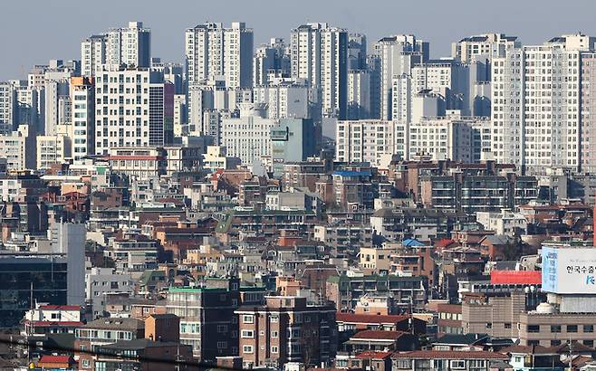 24일 서울 남산에서 바라본 주택 밀집지역. 뉴시스