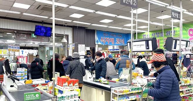 천안시 쌍용동 마이마트에서 주민들이 저녁식사 조리를 위한 장을 보고 있다.