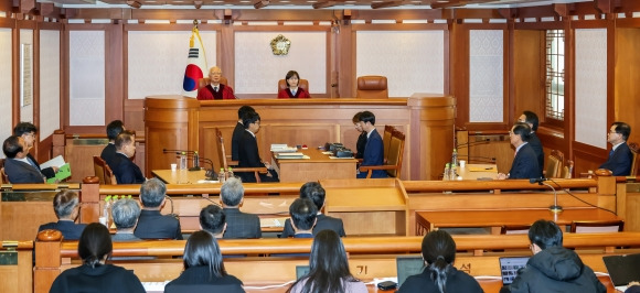 정형식, 이미선 헌법재판관이 27일 서울 종로구 헌법재판소 소심판정에서 윤석열 대통령 탄핵 심판 첫 변론준비기일을 진행하고 있다. 2024.12.27 공동취재