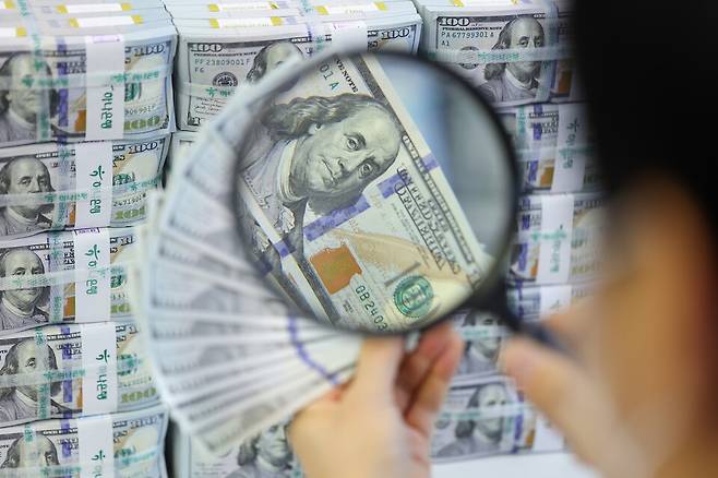 원-달러 환율이 장중 1470원을 넘어섰다. 사진은19일 서울 중구 하나은행 위변조 대응센터에서 관계자가 달러를 체크하는 모습 ⓒ연합뉴스