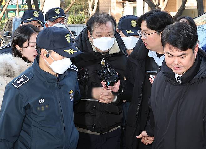 정치자금법 위반 혐의를 받는 이른바 '건진법사'로 알려진 전성배씨가 19일 서울 양천구 서울남부지법에서 열린 구속 전 피의자 심문(영장실질심사)에 출석하고 있다. ⓒ연합뉴스