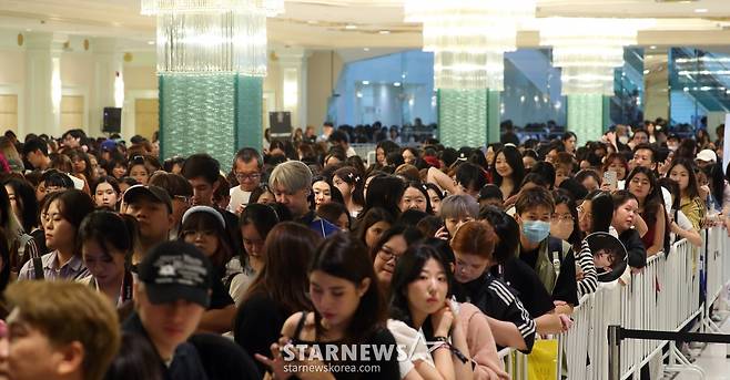'제 9회 아시아 아티스트 어워즈'(The 9th Asia Artist Awards, 'AAA 2024')'가 열리는 27일 오후 태국 방콕 임팩트 챌린저 홀 1-2(IMPACT Challenger Hall 1-2)에서 팬들이 입장을 기다리고 있다. 2024.12.27 /사진=김창현 chmt@