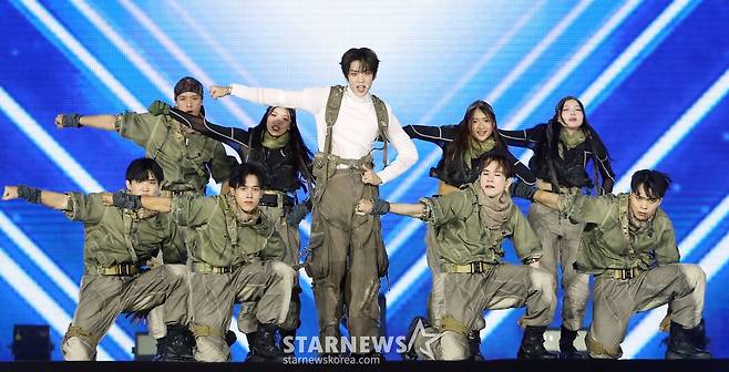 가수 토니유가 27일 오후 태국 방콕 임팩트 챌린저 홀 1-2(IMPACT Challenger Hall 1-2)에서 진행된 '제 9회 아시아 아티스트 어워즈'(The 9th Asia Artist Awards, 이하 'AAA 2024')'에 참석해 멋진 무대를 선보이고 있다. 2024.12.27 /사진=김창현 chmt@