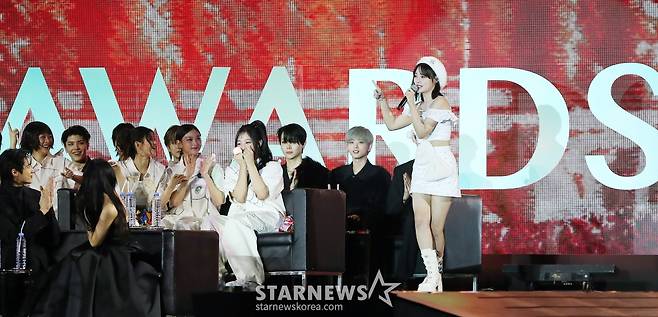 QWER 시연 '뉴진스 함께해!'[★포토]