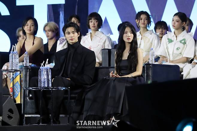 배우 변우석과 김혜윤이 27일 오후 태국 방콕 임팩트 챌린저 홀 1-2(IMPACT Challenger Hall 1-2)에서 열린 '제 9회 아시아 아티스트 어워즈'(The 9th Asia Artist Awards')' 에서 가수들의 무대를 즐기고 있다.  2024.12.27 /사진=임성균 tjdrbs23@