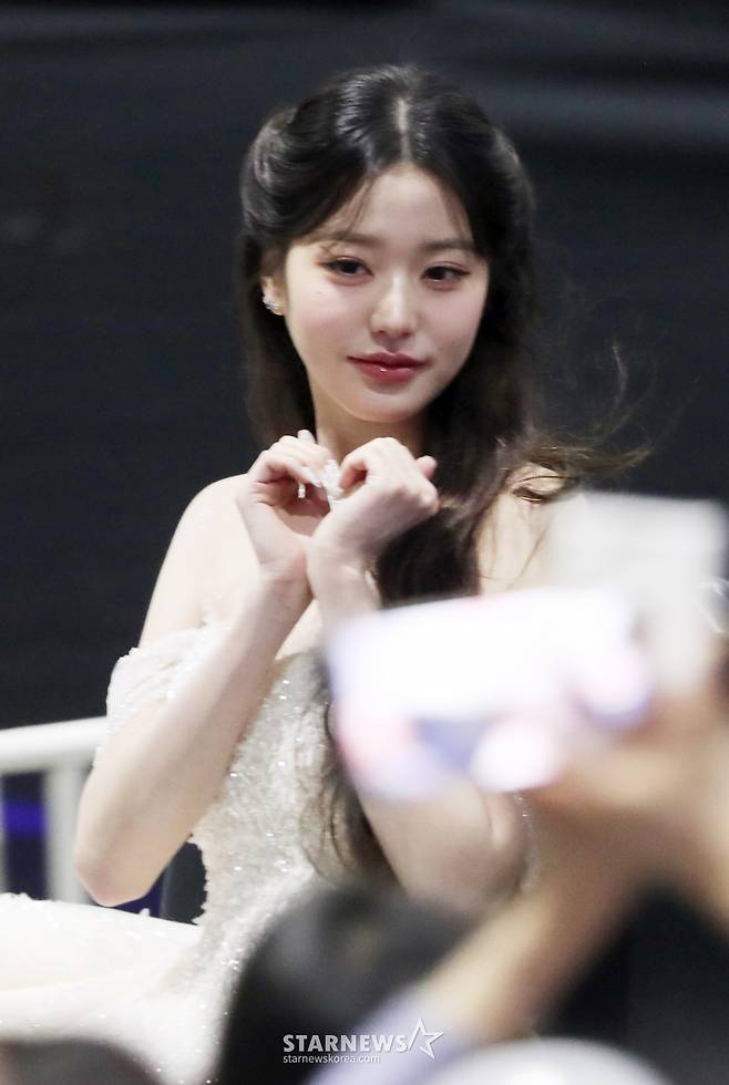 그룹 아이브 장원영이 27일 오후 태국 방콕 임팩트 챌린저 홀 1-2(IMPACT Challenger Hall 1-2)에서 열린 '제 9회 아시아 아티스트 어워즈'(The 9th Asia Artist Awards')' 레드카펫 행사에 버기카를 타고 팬들과 인사를 나누고 있다. /사진=임성균 tjdrbs23@