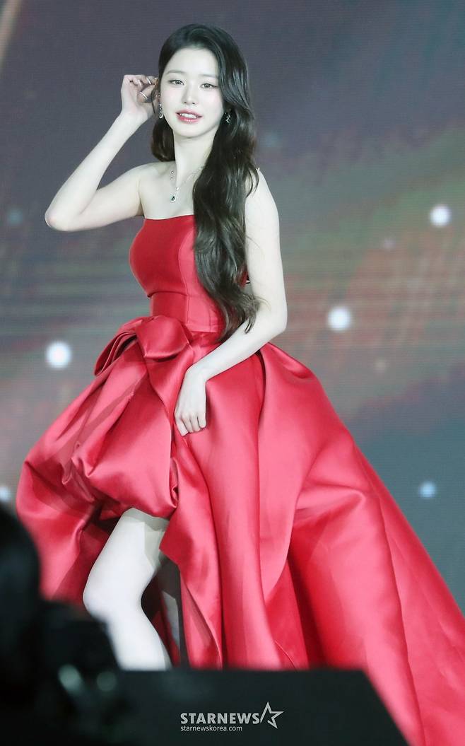 그룹 아이브 장원영이 27일 오후 태국 방콕 임팩트 챌린저 홀 1-2(IMPACT Challenger Hall 1-2)에서 열린 '제 9회 아시아 아티스트 어워즈'(The 9th Asia Artist Awards')' 에서 '퀸 오브 AAA ' 상을 수상하고 소감을 말하고 있다.  2024.12.27 /사진=임성균 tjdrbs23@