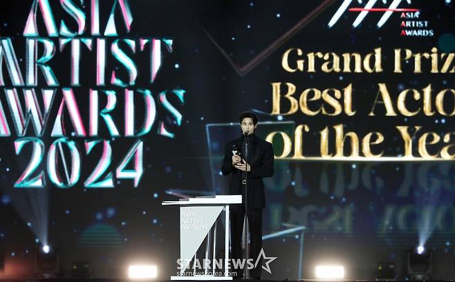 배우 변우석이 27일 오후 태국 방콕 임팩트 챌린저 홀 1-2(IMPACT Challenger Hall 1-2)에서 진행된 '제 9회 아시아 아티스트 어워즈'(The 9th Asia Artist Awards, 이하 'AAA 2024')'에서 대상 올해의 남우주연상을 수상한 뒤 소감을 말하고 있다. 2024.12.27 /사진=김창현 chmt@