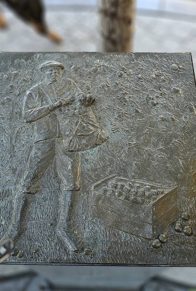 ‘도산 안창호 기념공원’에 오렌지를 따는 도산의 모습이 부조로 새겨져 있다. / 손호철 제공