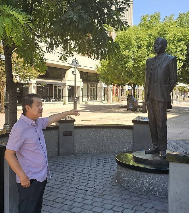 ‘도산 안창호 기념공원’에 대해 설명하는 장태한 UC 리버사이드대학 교수 /손호철 제공