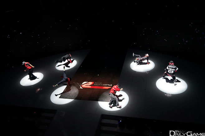 댄스 공연이 중간 타임에 즐거움을 줬다.